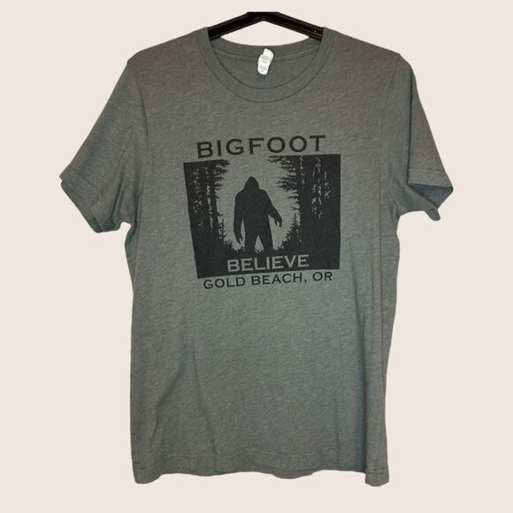 🧌 BIG FOOT BELIEVE GOLD BEACH OREGON SOUVENIR T-SHIRT SHORT SLEEVE GRAY MEDIUM - Picture 1 of 3